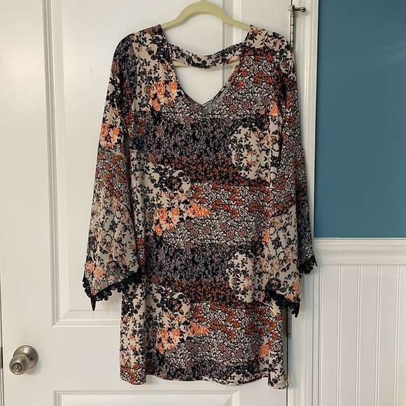 Dressbarn Bohemian Floral Mini Dress w/ Lace Detail Sleeves & open back, size 6 - Picture 6 of 6